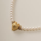A celestial river of pearls and stardust, the Cœur Brillant Heart Pearl Necklace marries organic serenity with cosmic brilliance. Designed for those who seek elegance with a whisper of rebellion, this piece transforms the delicate balance of strength and softness into a wearable constellation.
Design & Craftsmanship:
Dual-Texture Heart Pendant: The focal 15.6*18.8mm Meiocardia vulgaris heart, crafted in S925 silver and plated in 18k white gold, shifts from rugged, shell-inspired edges to a polished heart si