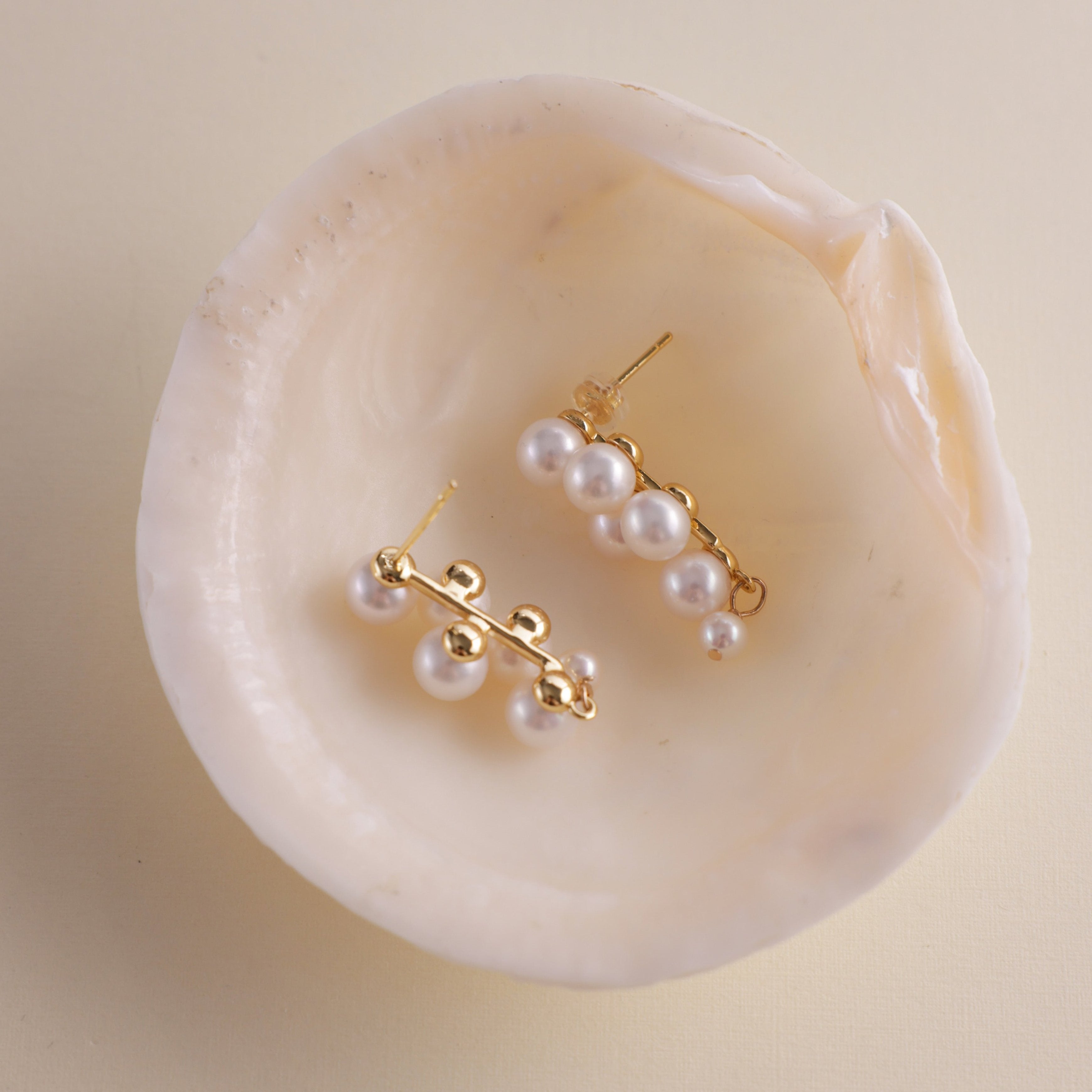 Bridal Edition - Romantic Balloon-Inspired Pearl Earrings | Gift for Her 

These elegant pearl earrings were designed as a personal piece for my own wedding, with the pearls arranged to resemble a bundle of balloons—symbolizing love, hope, and celebration. Now, I’m excited to share this special design with you, hoping it spreads the same joy and romance that it did for me on my special day.
- Round and Smooth Freshwater pearls