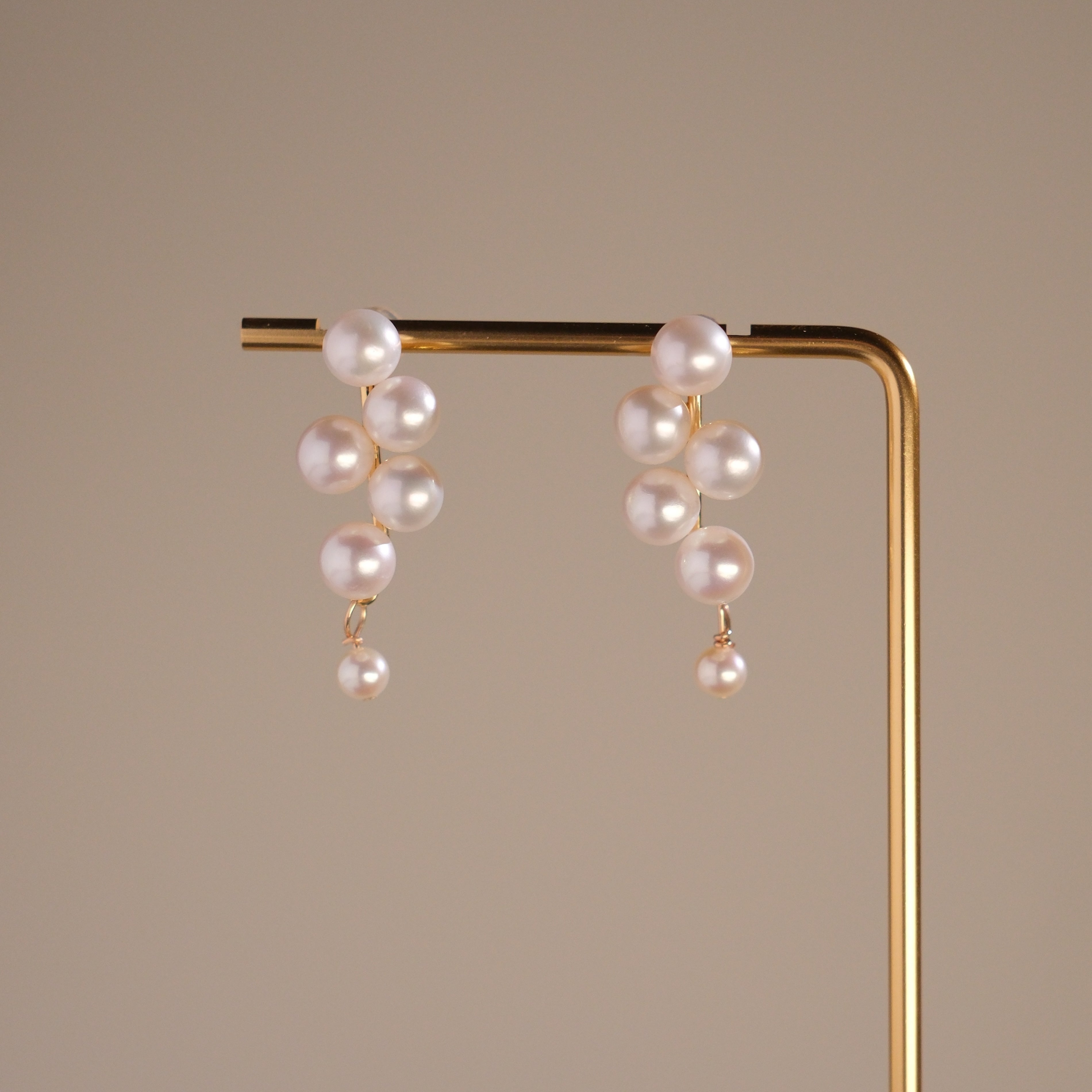 Bridal Edition - Romantic Balloon-Inspired Pearl Earrings | Gift for Her 

These elegant pearl earrings were designed as a personal piece for my own wedding, with the pearls arranged to resemble a bundle of balloons—symbolizing love, hope, and celebration. Now, I’m excited to share this special design with you, hoping it spreads the same joy and romance that it did for me on my special day.
- Round and Smooth Freshwater pearls