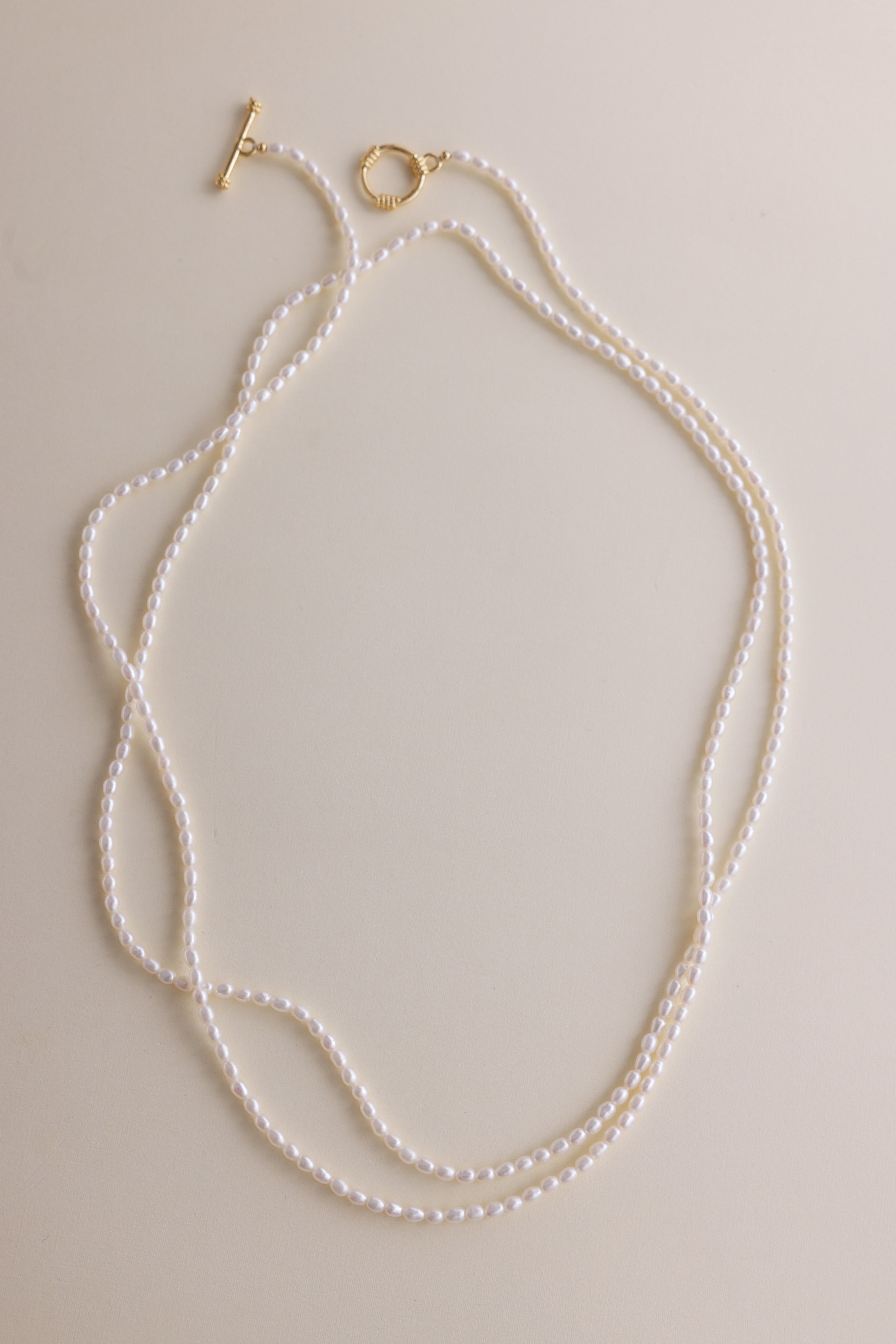 Freshwater Pearl Long Layering Necklace | Effortless Elegance for Every Season | Fall Outfit | Christmas Gift
Whether you're wearing a cozy fall sweater or a simple t-shirt or blouse, this long pearl necklace brings life and a touch of chic style to any outfit. The lustrous pearls catch the light beautifully, adding an effortless sophistication. Sometimes, the simplest pearl pieces create the most timeless and fashionable looks.