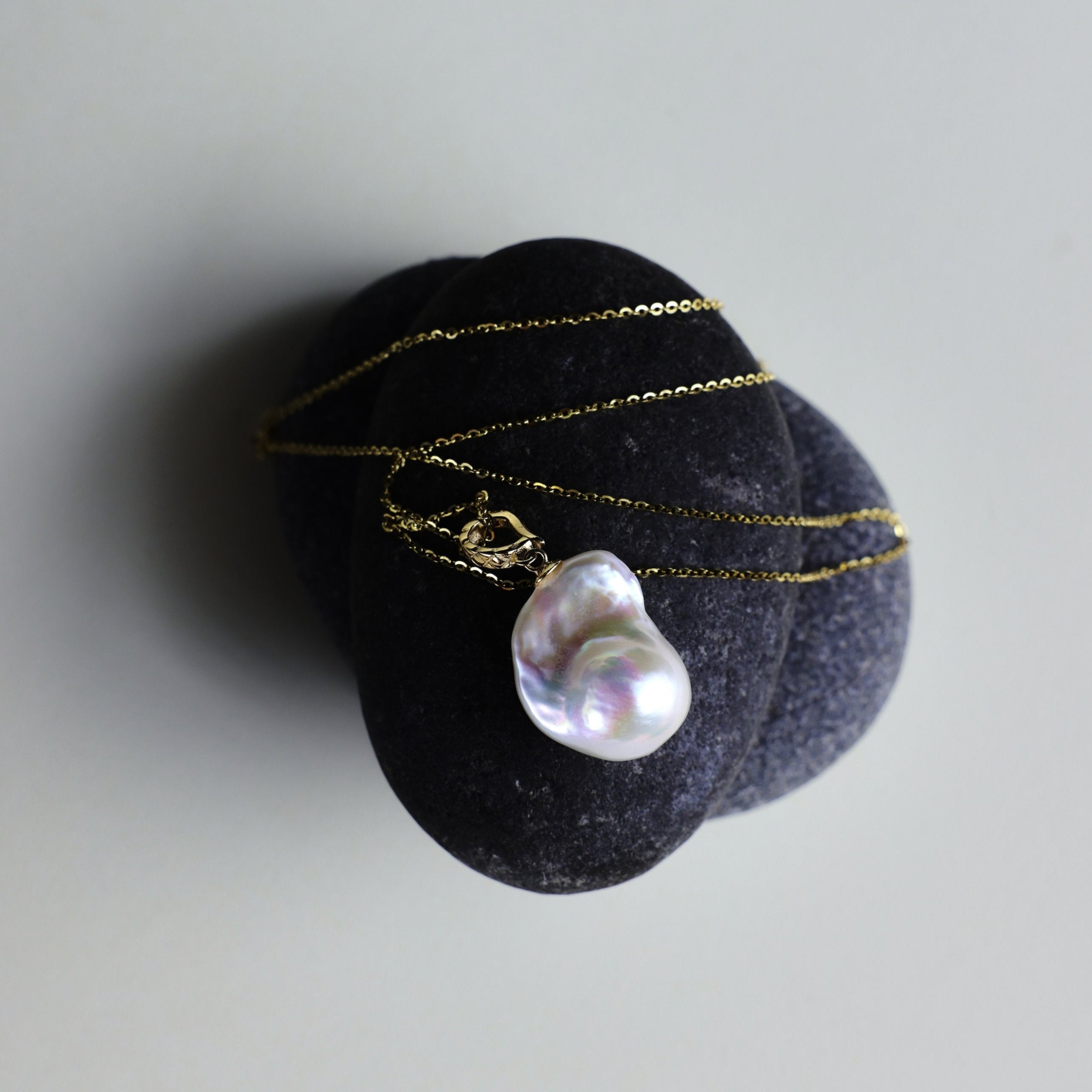 This beautiful necklace features a stunning Baroque freshwater pearl pendant with an exceptional luster. The pendant is removable, allowing you to mix and match it with other necklaces from your collection. The chain is gold-filled, offering lasting color and shine, making this a versatile and timeless addition to your jewelry box.
The Meaning of Baroque Pearls: Baroque pearls, with their unique and irregular shapes, symbolize individuality and natural beauty. Each pearl is one-of-a-kind, representing the u