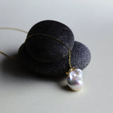 This beautiful necklace features a stunning Baroque freshwater pearl pendant with an exceptional luster. The pendant is removable, allowing you to mix and match it with other necklaces from your collection. The chain is gold-filled, offering lasting color and shine, making this a versatile and timeless addition to your jewelry box.
The Meaning of Baroque Pearls: Baroque pearls, with their unique and irregular shapes, symbolize individuality and natural beauty. Each pearl is one-of-a-kind, representing the u