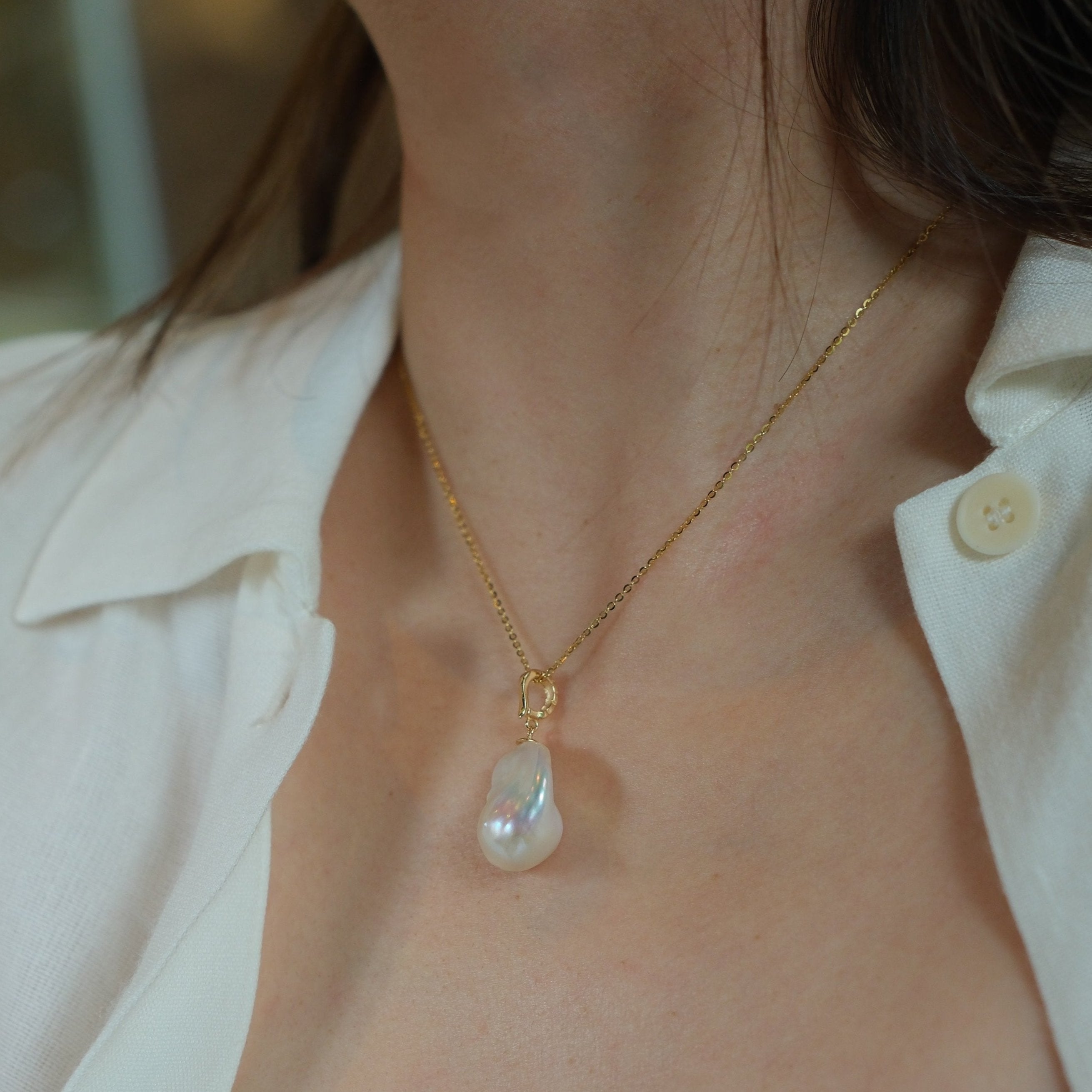 This beautiful necklace features a stunning Baroque freshwater pearl pendant with an exceptional luster. The pendant is removable, allowing you to mix and match it with other necklaces from your collection. The chain is gold-filled, offering lasting color and shine, making this a versatile and timeless addition to your jewelry box.
The Meaning of Baroque Pearls: Baroque pearls, with their unique and irregular shapes, symbolize individuality and natural beauty. Each pearl is one-of-a-kind, representing the u