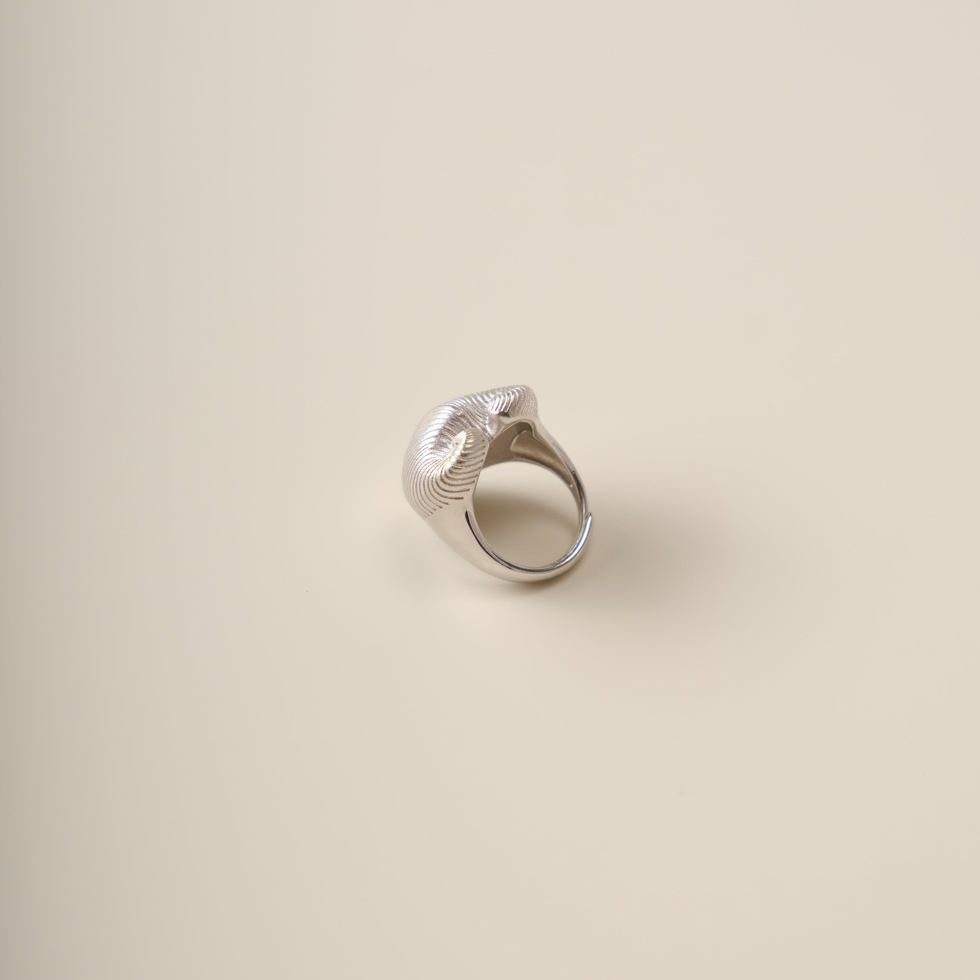 A sculptural ode to nature’s duality, the Meiocardia Vulgaris Heart Ring transforms the organic beauty of a rare marine shell into a bold, wearable statement. Crafted for those who seek depth in simplicity, this ring marries raw texture with refined elegance, embodying the balance of strength and sensitivity.
Design & Craftsmanship:
Dual-Texture Band: The ring’s surface transitions from rugged, shell-inspired ridges to a smooth, polished heart motif at its center—meticulously modeled from a 3D scan of the M