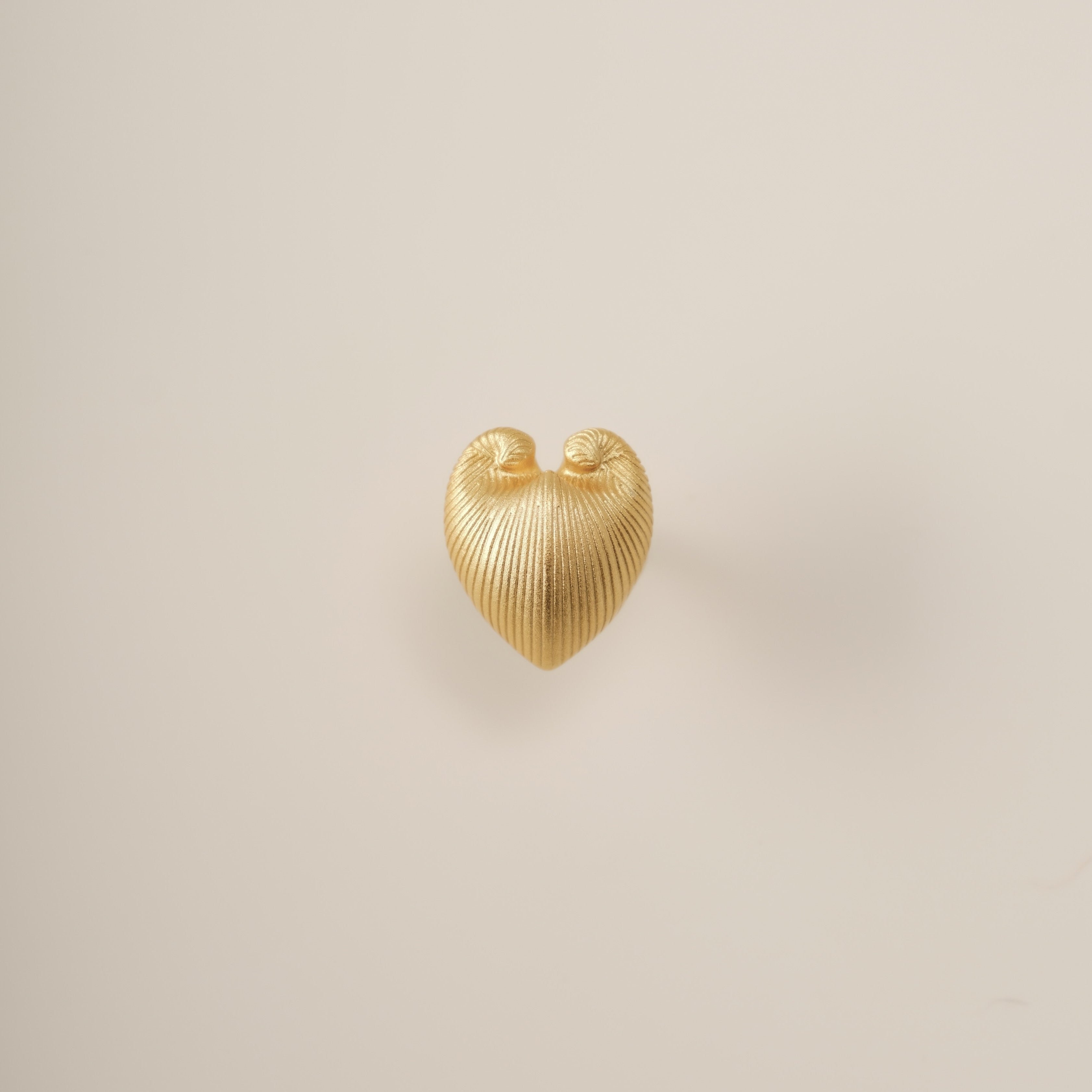 A sculptural ode to nature’s duality, the Meiocardia Vulgaris Heart Ring transforms the organic beauty of a rare marine shell into a bold, wearable statement. Crafted for those who seek depth in simplicity, this ring marries raw texture with refined elegance, embodying the balance of strength and sensitivity.
Design & Craftsmanship:
Dual-Texture Band: The ring’s surface transitions from rugged, shell-inspired ridges to a smooth, polished heart motif at its center—meticulously modeled from a 3D scan of the M