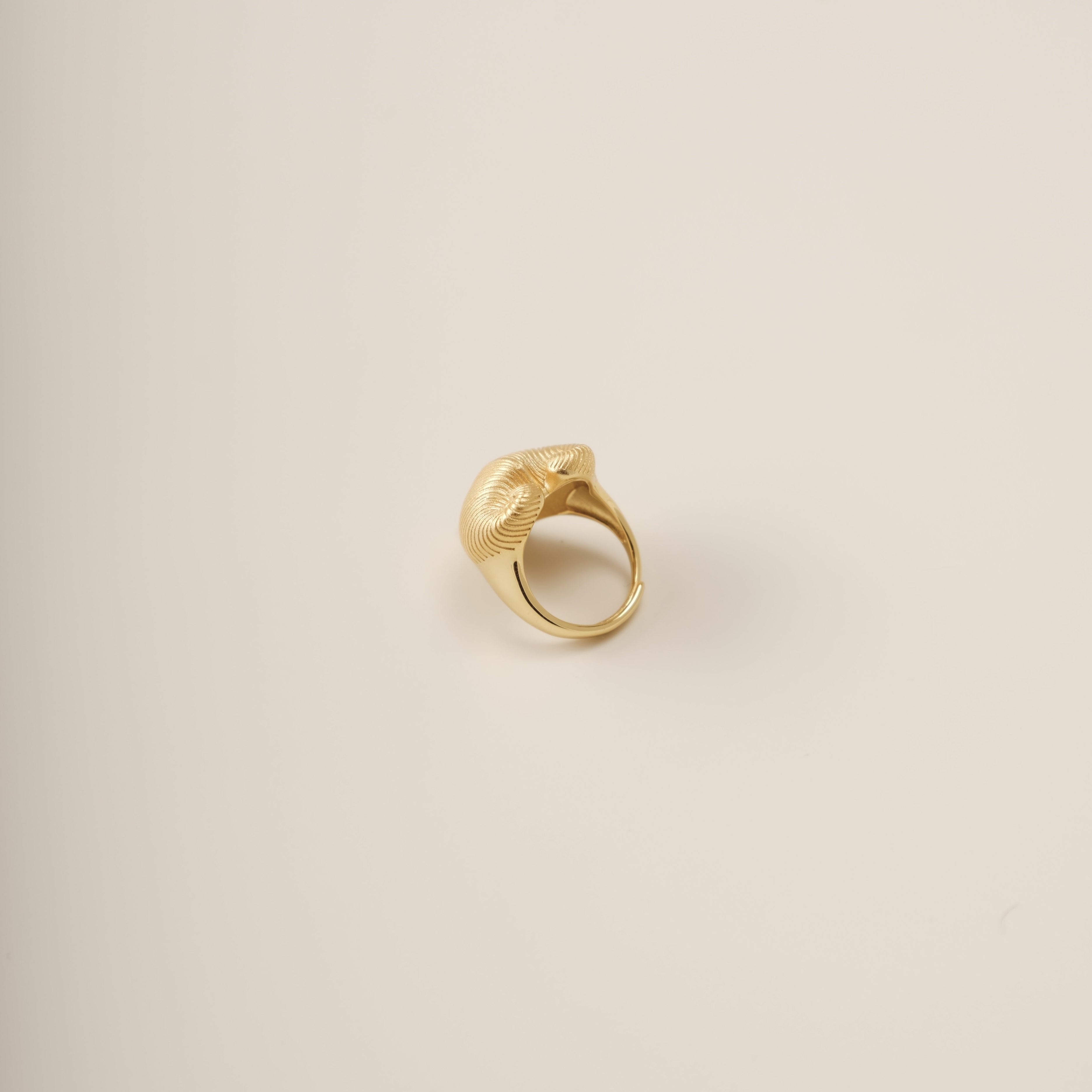 A sculptural ode to nature’s duality, the Meiocardia Vulgaris Heart Ring transforms the organic beauty of a rare marine shell into a bold, wearable statement. Crafted for those who seek depth in simplicity, this ring marries raw texture with refined elegance, embodying the balance of strength and sensitivity.
Design & Craftsmanship:
Dual-Texture Band: The ring’s surface transitions from rugged, shell-inspired ridges to a smooth, polished heart motif at its center—meticulously modeled from a 3D scan of the M