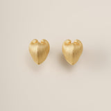 A bold yet balanced statement for the ears, the Cœur Brillant Heart Stud Earrings redefine minimalist elegance with their striking duality. Designed to celebrate contrasts, these earrings blend organic inspiration with celestial precision, offering a wearable metaphor for embracing life’s multifaceted beauty.
Design & Craftsmanship:
Dual-Texture Heart Design: Each 15.6*18.8mm earring features the Meiocardia vulgaris heart motif, cast in S925 silver and plated in your choice of 18k gold or white gold. The de