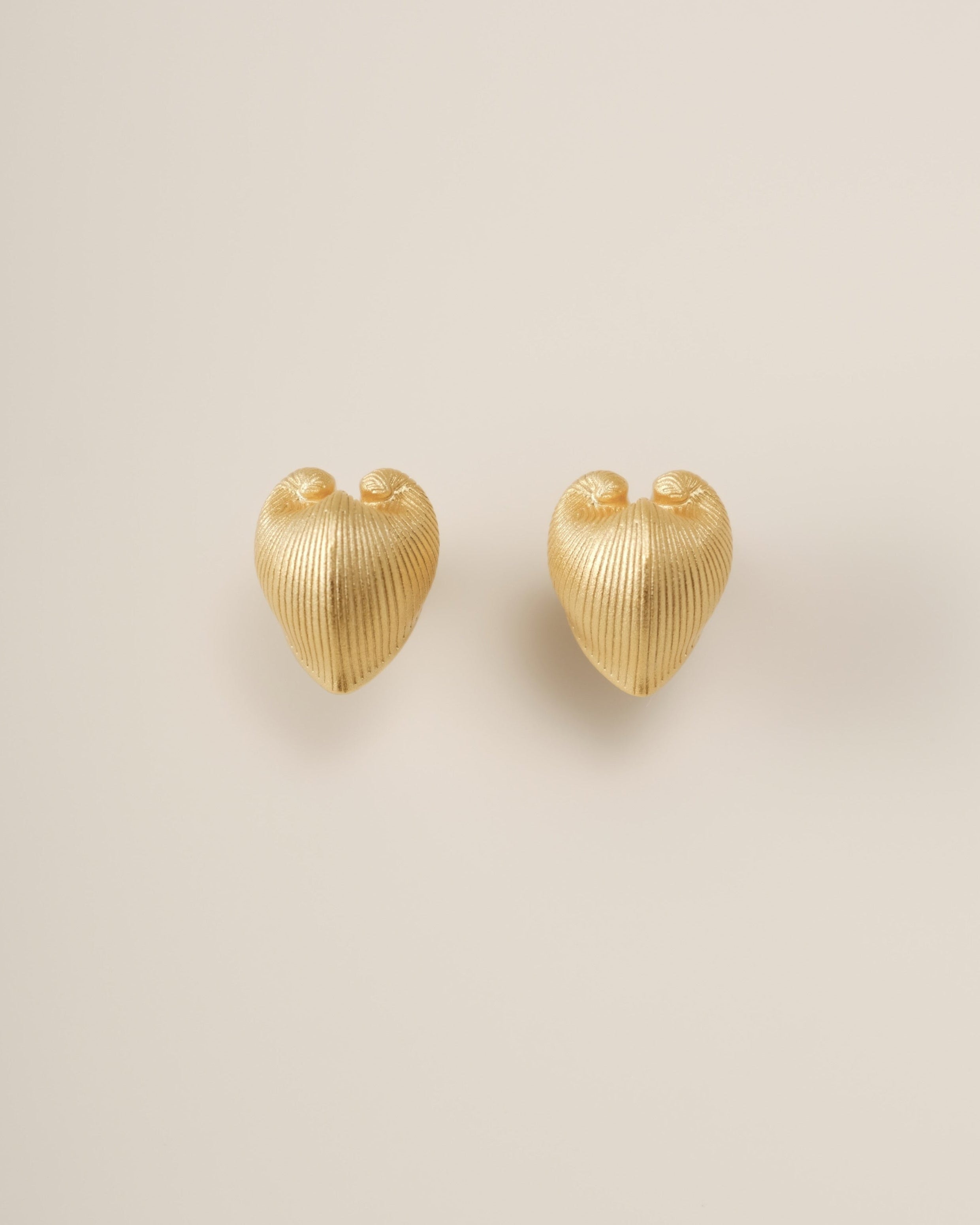 A bold yet balanced statement for the ears, the Cœur Brillant Heart Stud Earrings redefine minimalist elegance with their striking duality. Designed to celebrate contrasts, these earrings blend organic inspiration with celestial precision, offering a wearable metaphor for embracing life’s multifaceted beauty.
Design & Craftsmanship:
Dual-Texture Heart Design: Each 15.6*18.8mm earring features the Meiocardia vulgaris heart motif, cast in S925 silver and plated in your choice of 18k gold or white gold. The de