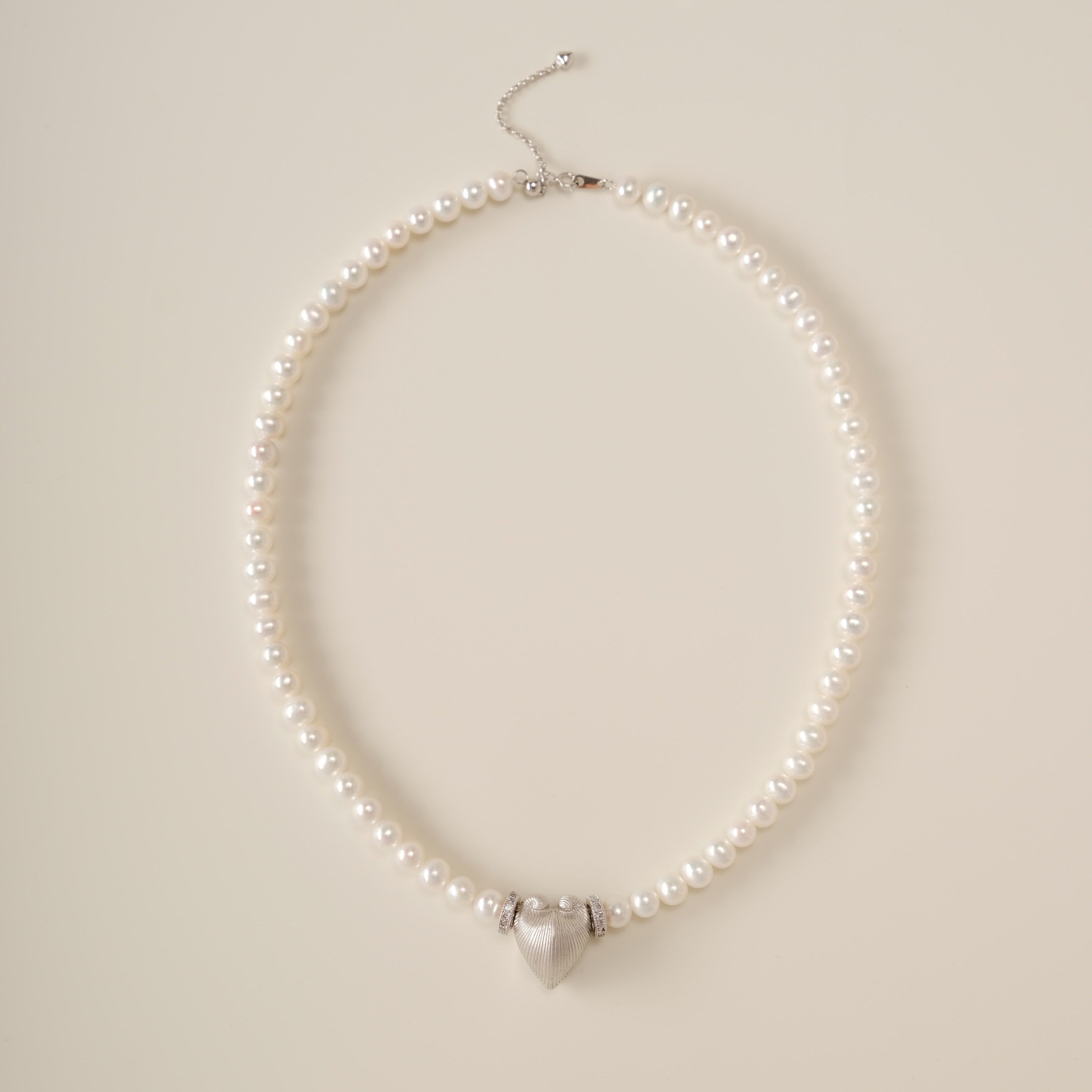 Meiocardia Vulgaris Heart Pearl Necklace – 18k White Gold & Zircon Accents | Celestial Elegance Jewelry
A celestial river of pearls and stardust, the Meiocardia Vulgaris Heart Pearl Necklace marries organic serenity with cosmic brilliance. Designed for those who seek elegance with a whisper of rebellion, this piece transforms the delicate balance of strength and softness into a wearable constellation.
Design & Craftsmanship:
Dual-Texture Heart Pendant: The focal 15.6*18.8mm Meiocardia vulgaris heart, crafte