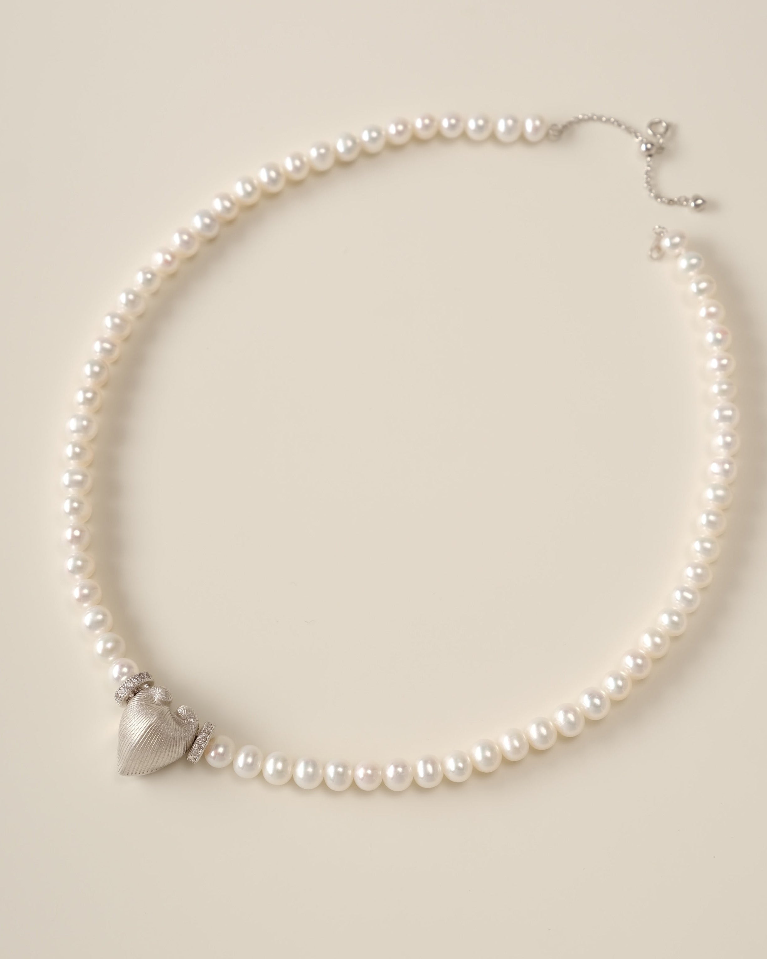 Meiocardia Vulgaris Heart Pearl Necklace – 18k White Gold & Zircon Accents | Celestial Elegance Jewelry
A celestial river of pearls and stardust, the Meiocardia Vulgaris Heart Pearl Necklace marries organic serenity with cosmic brilliance. Designed for those who seek elegance with a whisper of rebellion, this piece transforms the delicate balance of strength and softness into a wearable constellation.
Design & Craftsmanship:
Dual-Texture Heart Pendant: The focal 15.6*18.8mm Meiocardia vulgaris heart, crafte