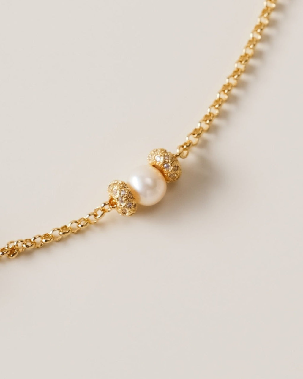 A celestial symphony of love and light, the Meiocardia Vulgaris Heart Necklace is a masterful blend of organic allure and cosmic opulence. Designed for those who seek to wear the stars and the sea, this piece balances bold symbolism with delicate harmony, celebrating the interplay of strength and softness.
Design & Craftsmanship:
Striking Heart Pendant: The centerpiece is a 15.6*18.8mm Meiocardia vulgaris heart bead, cast in lustrous S925 silver and plated with 18k gold. Its dual-textured surface—rugged edg
