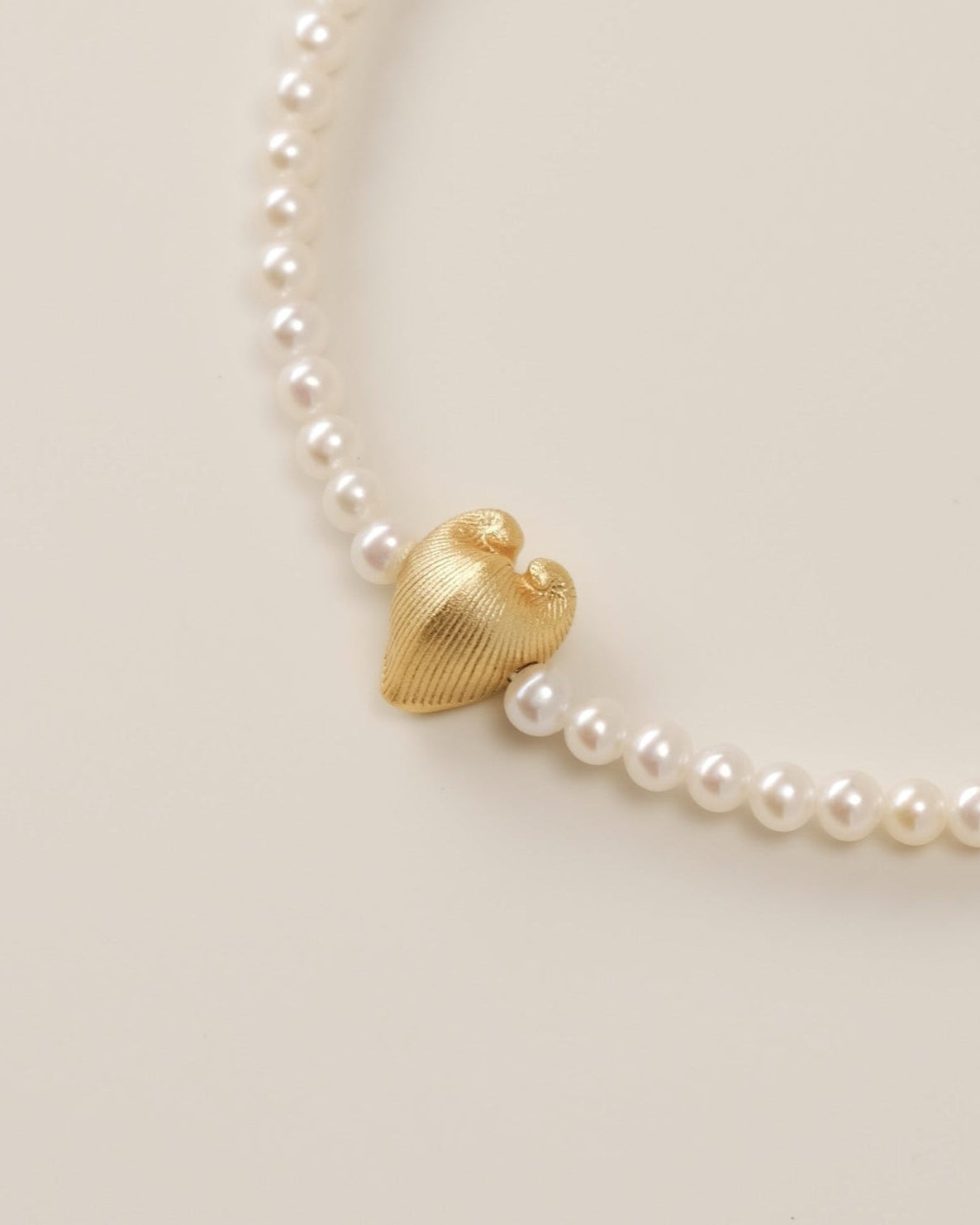 A symphony of contrasts, the Meiocardia Vulgaris Heart Bead Bracelet intertwines organic wonder with celestial elegance. Designed for those who wear their strength softly, this piece harmonizes the rare duality of nature’s hidden heart with the timeless glow of pearls.
Design & Craftsmanship:
- Dual-Perspective Heart Bead: At its center lies the 8.0*9.8mm Meiocardia vulgaris charm, 3D-modeled from a real shell scan. One angle reveals rugged, horn-like textures; the other, a smooth, luminous heart—symbolizin