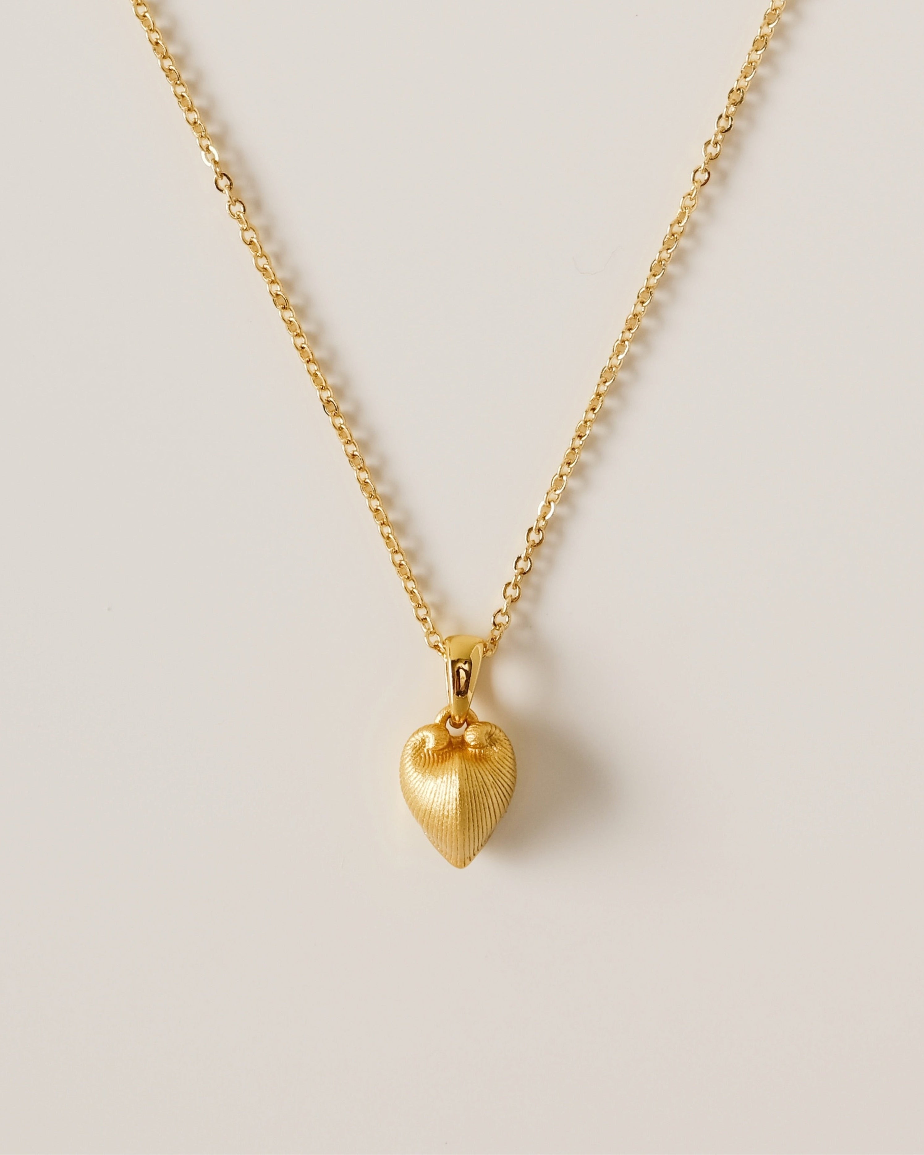 Embodying duality and grace, the Meiocardia Vulgaris Heart Pendant is a wearable ode to nature’s hidden artistry. Inspired by the rare marine bivalve that shifts from rugged horns to a perfect heart shape, this pendant captures life’s balance of resilience and tenderness.
Design & Craftsmanship:
- Intricate 3D Sculpture: Meticulously modeled from a scanned Meiocardia vulgaris shell, the pendant (8.0*9.8mm) mirrors the organism’s dual perspectives—rugged texture on the edges, smooth heart contours at the cen