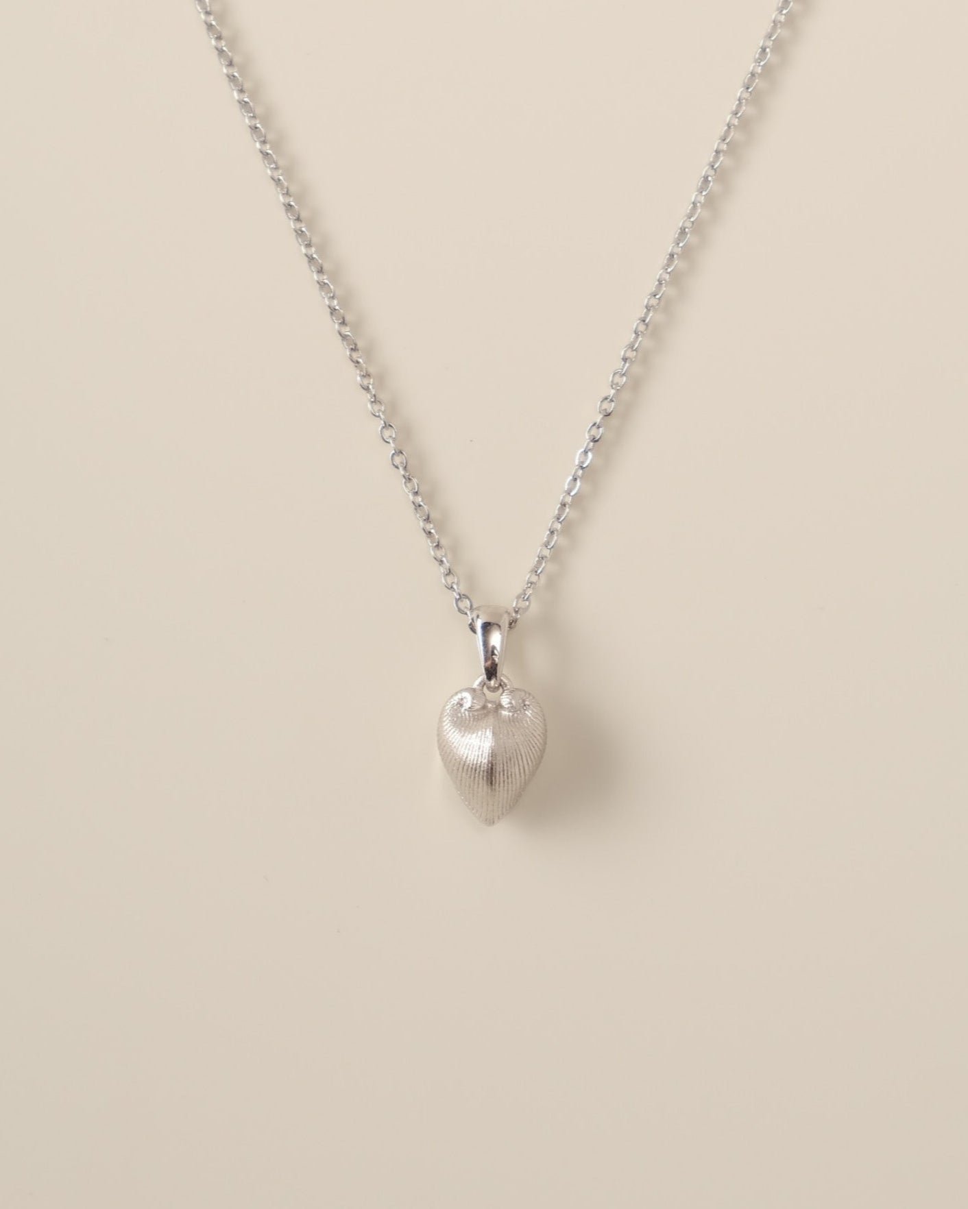 Embodying duality and grace, the Meiocardia Vulgaris Heart Pendant is a wearable ode to nature’s hidden artistry. Inspired by the rare marine bivalve that shifts from rugged horns to a perfect heart shape, this pendant captures life’s balance of resilience and tenderness.
Design & Craftsmanship:
- Intricate 3D Sculpture: Meticulously modeled from a scanned Meiocardia vulgaris shell, the pendant (8.0*9.8mm) mirrors the organism’s dual perspectives—rugged texture on the edges, smooth heart contours at the cen