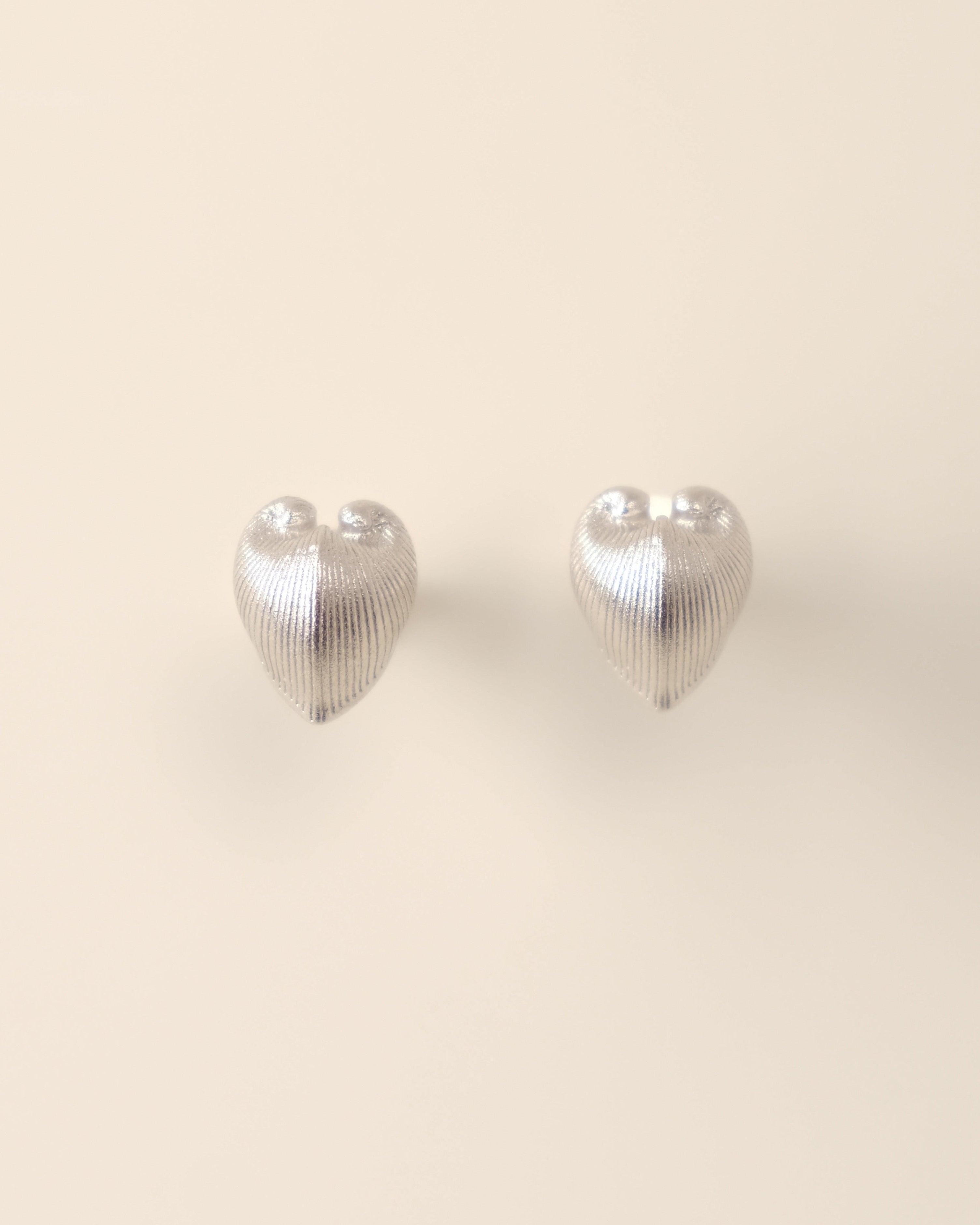 Embrace the celestial harmony of resilience and tenderness with our Petite Cœur Brillant Heart Earrings, inspired by the enigmatic Meiocardia vulgaris shell. Exquisitely crafted in 925 silver plated with luxurious 18k gold or white gold, these earrings feature a delicate heart silhouette (8.0*9.8mm). Each piece is a testament to meticulous artistry, born from 3D-scanned precision and hand-finished by master artisans.

Design Details & Materials:  
Dual-Tone Elegance: Choose between warm 18k gold or cool whi