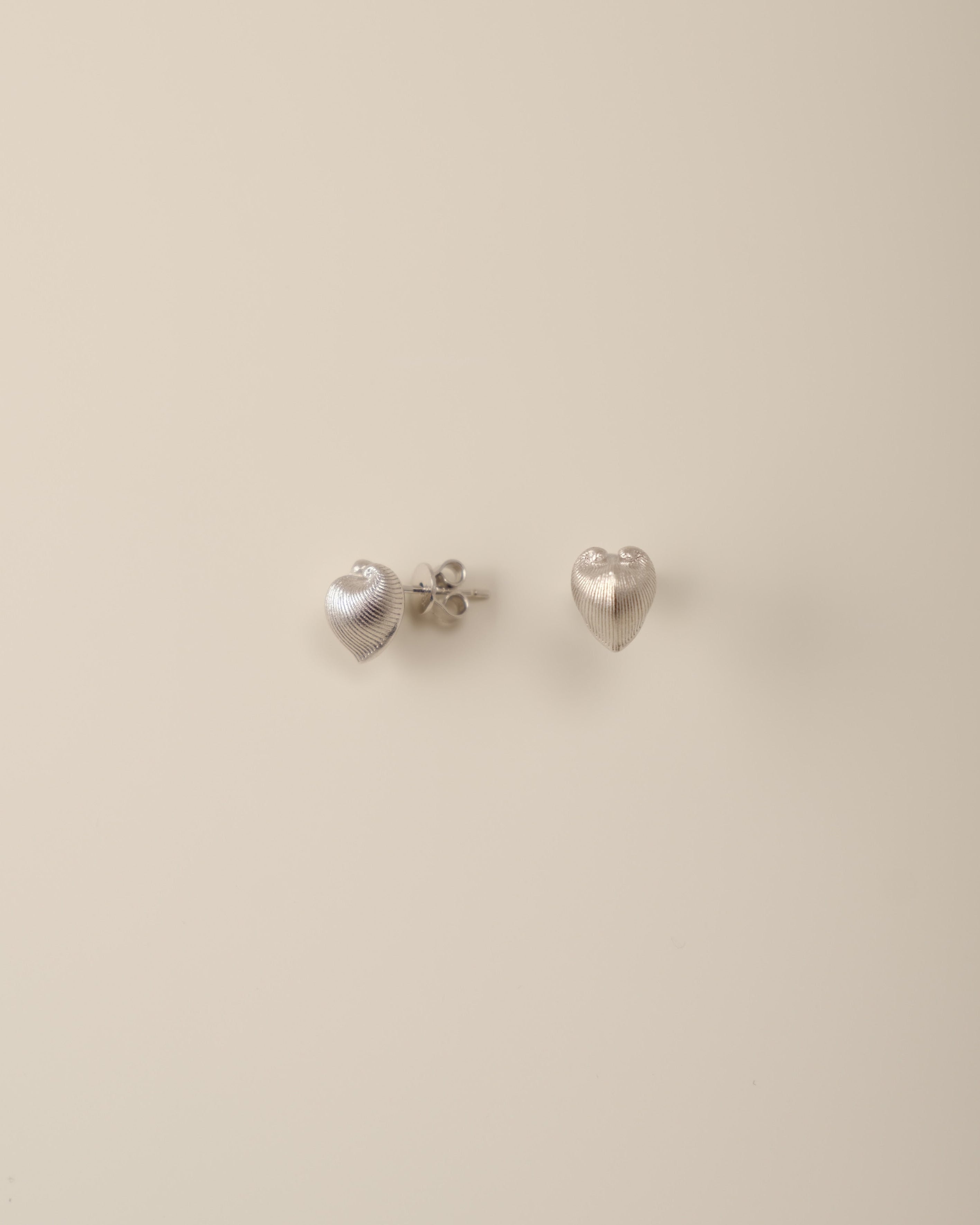Embrace the celestial harmony of resilience and tenderness with our Petite Cœur Brillant Heart Earrings, inspired by the enigmatic Meiocardia vulgaris shell. Exquisitely crafted in 925 silver plated with luxurious 18k gold or white gold, these earrings feature a delicate heart silhouette (8.0*9.8mm). Each piece is a testament to meticulous artistry, born from 3D-scanned precision and hand-finished by master artisans.
Design Details & Materials:  
Dual-Tone Elegance: Choose between warm 18k gold or cool whi