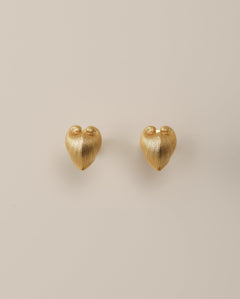 Embrace the celestial harmony of resilience and tenderness with our Petite Cœur Brillant Heart Earrings, inspired by the enigmatic Meiocardia vulgaris shell. Exquisitely crafted in 925 silver plated with luxurious 18k gold or white gold, these earrings feature a delicate heart silhouette (8.0*9.8mm). Each piece is a testament to meticulous artistry, born from 3D-scanned precision and hand-finished by master artisans.

Design Details & Materials:  
Dual-Tone Elegance: Choose between warm 18k gold or cool whi