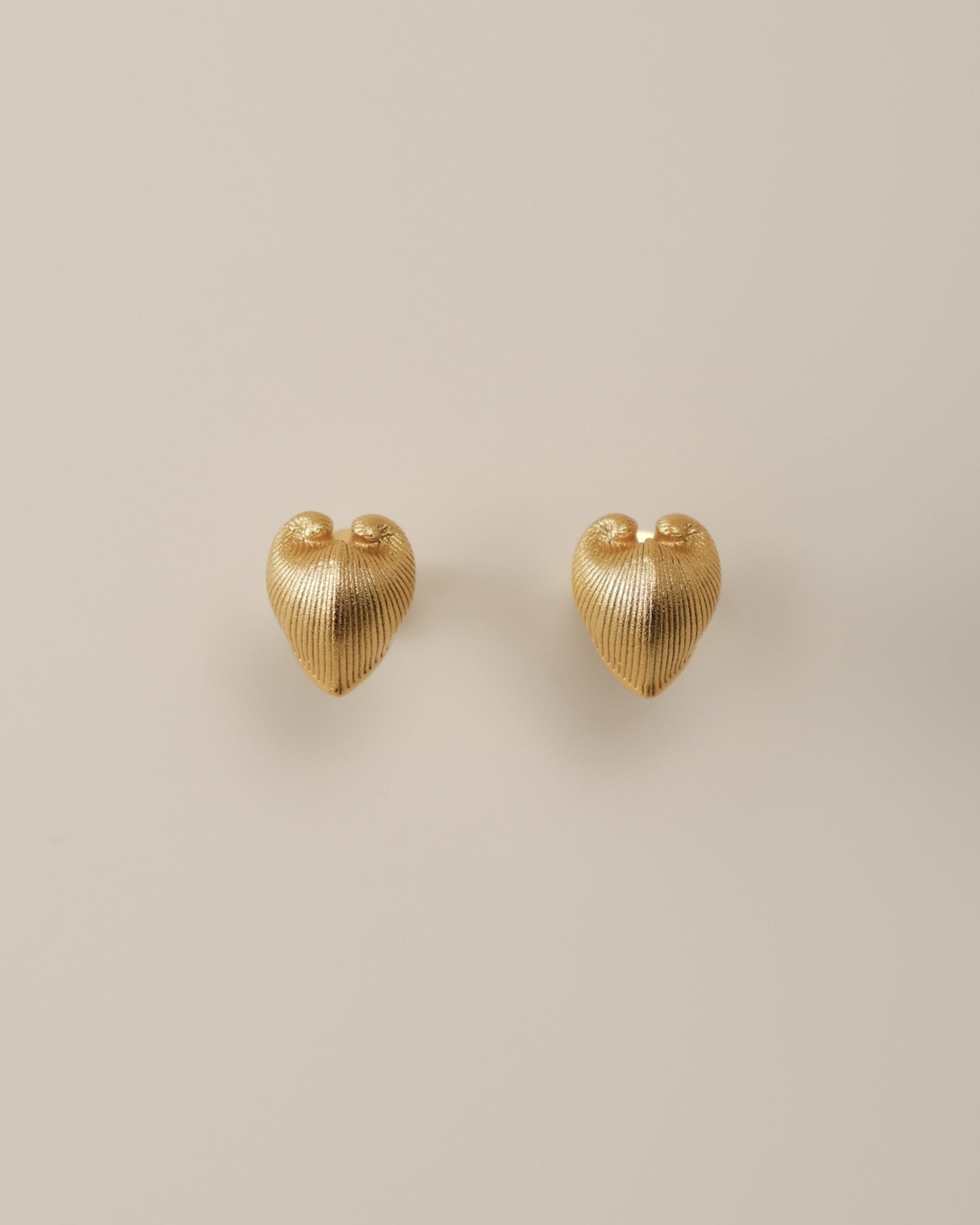 Embrace the celestial harmony of resilience and tenderness with our Petite Cœur Brillant Heart Earrings, inspired by the enigmatic Meiocardia vulgaris shell. Exquisitely crafted in 925 silver plated with luxurious 18k gold or white gold, these earrings feature a delicate heart silhouette (8.0*9.8mm). Each piece is a testament to meticulous artistry, born from 3D-scanned precision and hand-finished by master artisans.

Design Details & Materials:  
Dual-Tone Elegance: Choose between warm 18k gold or cool whi