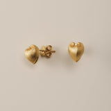 Embrace the celestial harmony of resilience and tenderness with our Petite Cœur Brillant Heart Earrings, inspired by the enigmatic Meiocardia vulgaris shell. Exquisitely crafted in 925 silver plated with luxurious 18k gold or white gold, these earrings feature a delicate heart silhouette (8.0*9.8mm). Each piece is a testament to meticulous artistry, born from 3D-scanned precision and hand-finished by master artisans.

Design Details & Materials:  
Dual-Tone Elegance: Choose between warm 18k gold or cool whi