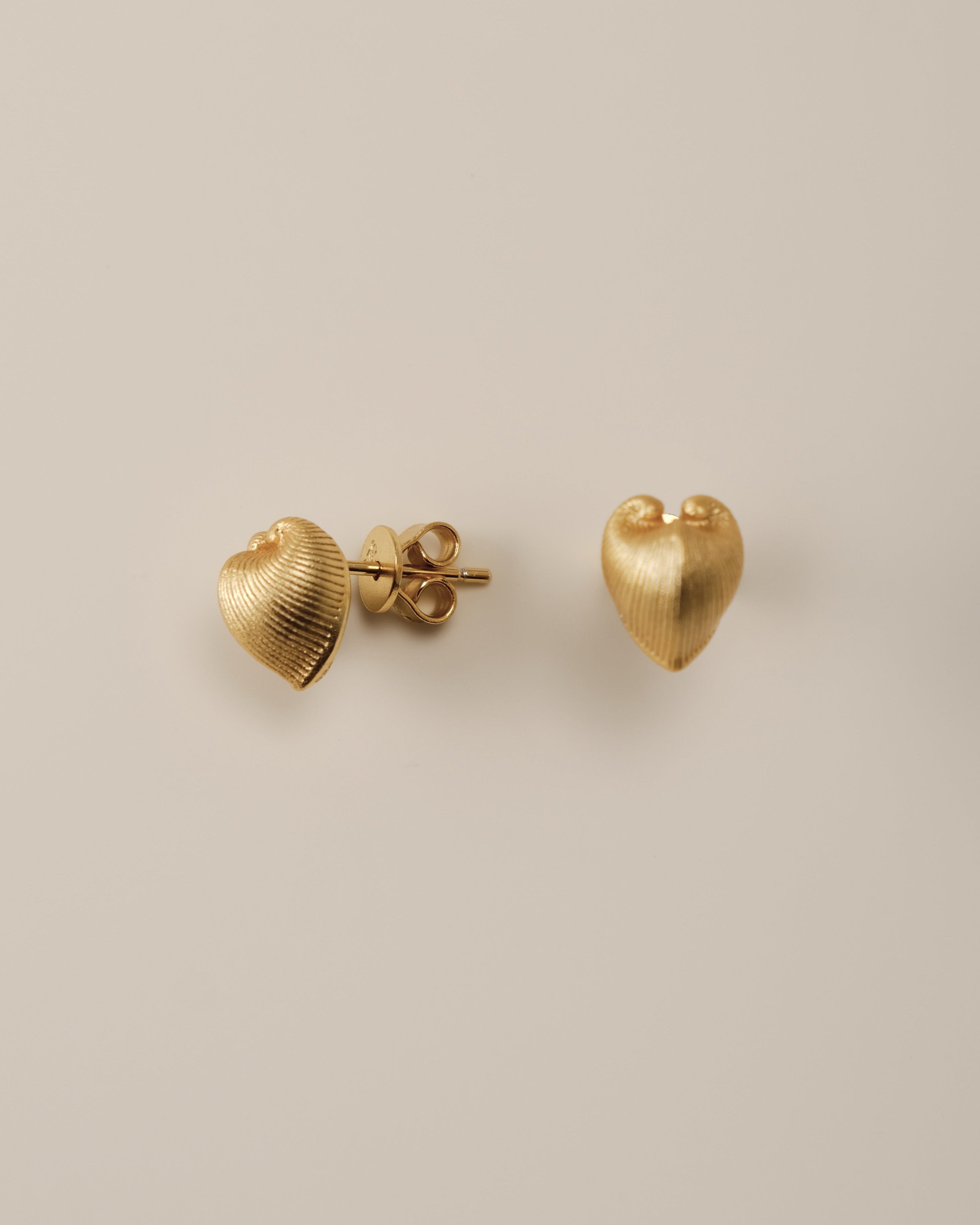 Embrace the celestial harmony of resilience and tenderness with our Petite Cœur Brillant Heart Earrings, inspired by the enigmatic Meiocardia vulgaris shell. Exquisitely crafted in 925 silver plated with luxurious 18k gold or white gold, these earrings feature a delicate heart silhouette (8.0*9.8mm). Each piece is a testament to meticulous artistry, born from 3D-scanned precision and hand-finished by master artisans.

Design Details & Materials:  
Dual-Tone Elegance: Choose between warm 18k gold or cool whi