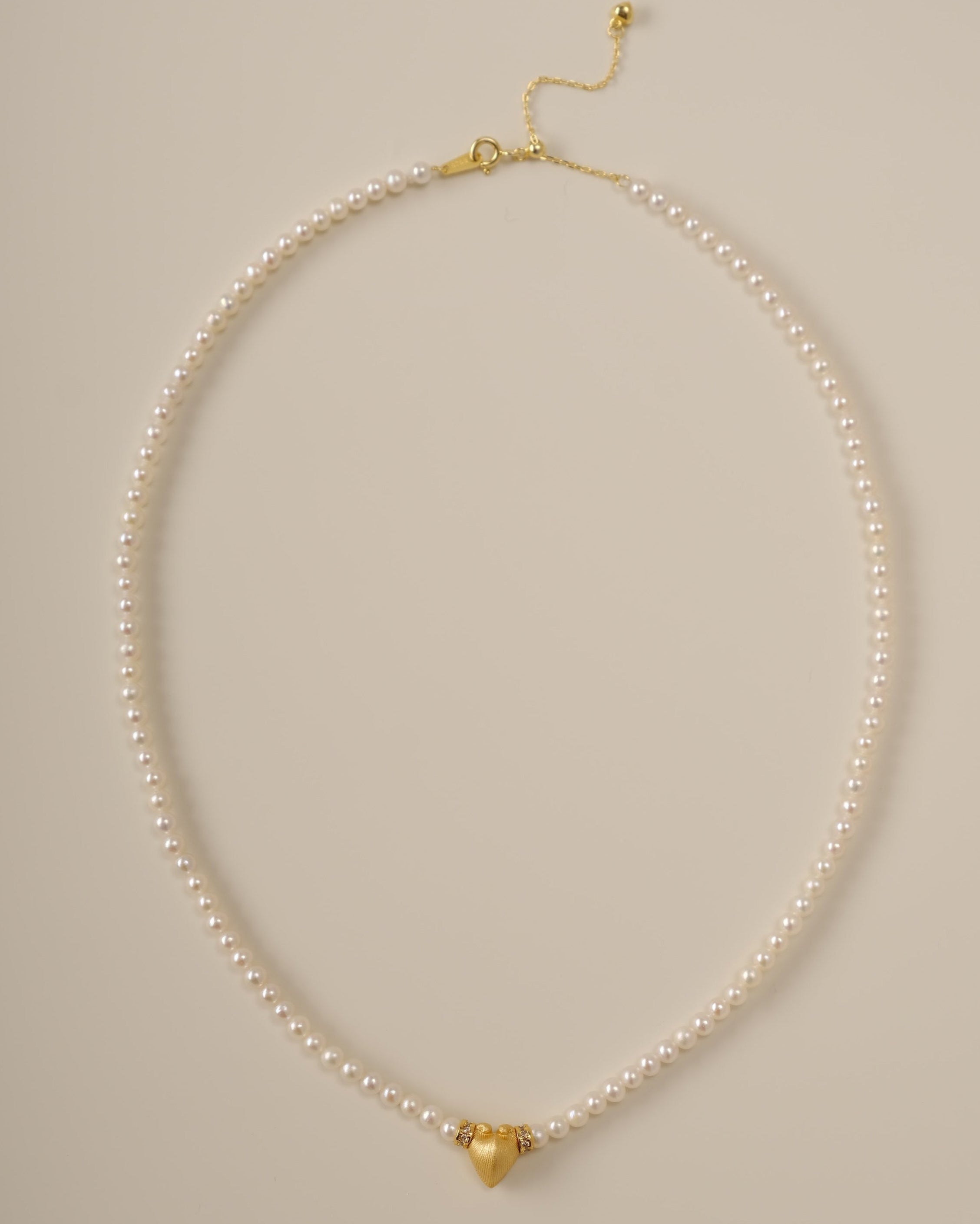 A delicate harmony of contrasts, the Petite Cœur Brillant Heart Necklace reimagines celestial elegance in a refined, wearable scale. Perfect for subtle sophistication, this piece balances organic charm and geometric precision, crafted for those who seek understated beauty with symbolic depth.
Design & Craftsmanship:
Miniature Dual-Texture Heart: The 8.0*9.8mm Meiocardia vulgaris pendant, cast in S925 silver and plated in 18k gold, features rugged shell-inspired edges that soften into a polished heart shape—