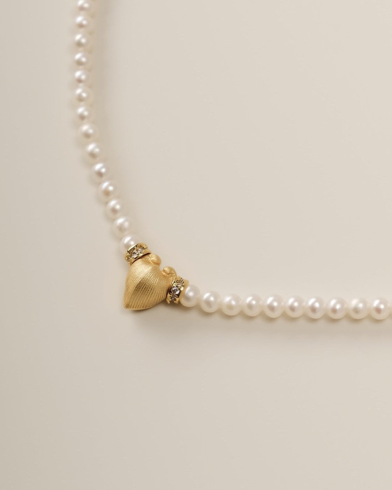 A delicate harmony of contrasts, the Petite Cœur Brillant Heart Necklace reimagines celestial elegance in a refined, wearable scale. Perfect for subtle sophistication, this piece balances organic charm and geometric precision, crafted for those who seek understated beauty with symbolic depth.
Design & Craftsmanship:
Miniature Dual-Texture Heart: The 8.0*9.8mm Meiocardia vulgaris pendant, cast in S925 silver and plated in 18k gold, features rugged shell-inspired edges that soften into a polished heart shape—