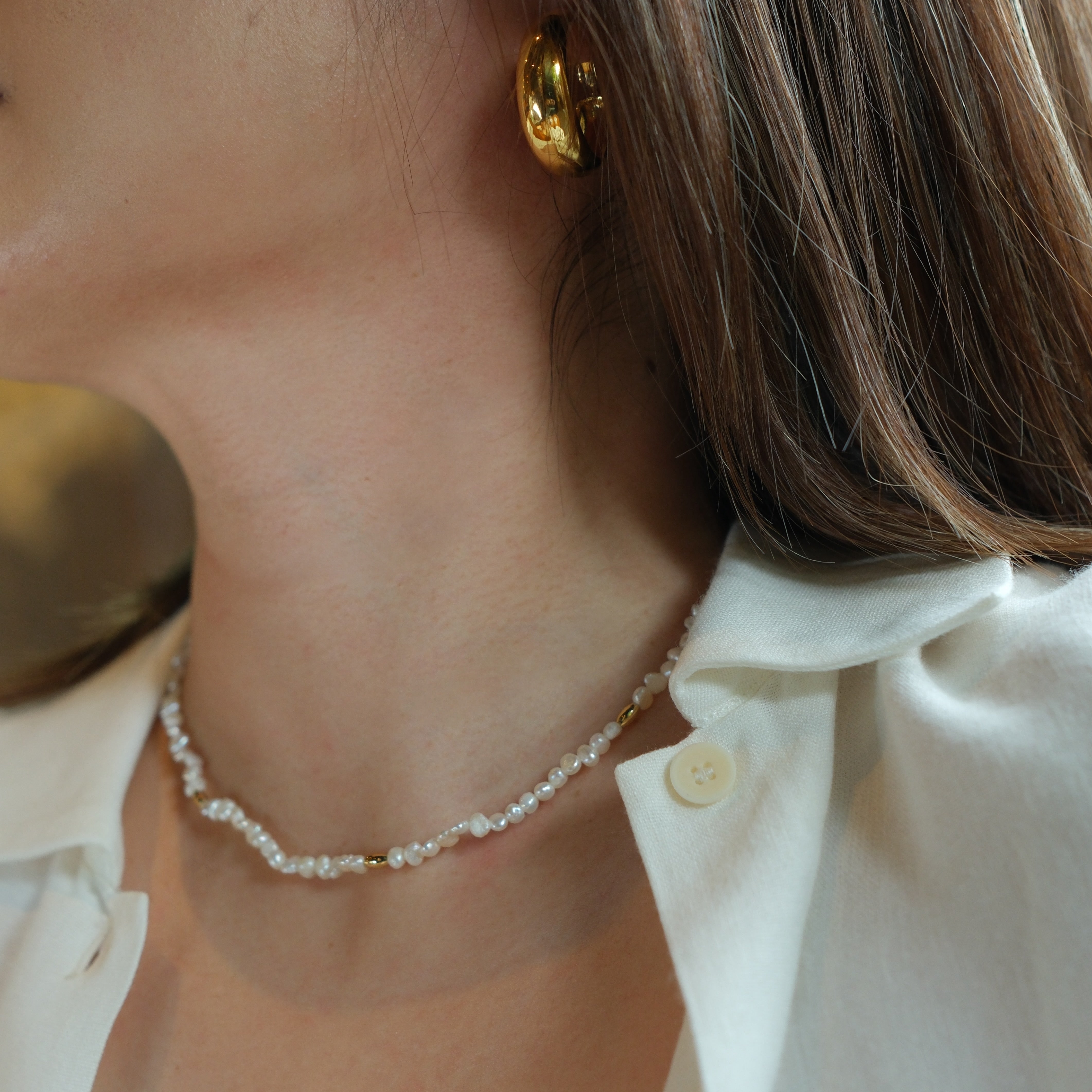 Gold and pearls—an unbeatable combination that always exudes style. This delicate pearl necklace is part of a matching set with a pearl bracelet, designed to add a chic finishing touch to your look. You can also layer it with our baroque pearl necklace for a more luxurious and bold style. Check out the listing photos for styling ideas!
- Necklace Length: 
- Extension Chain: 

Styling Tips:
This necklace is perfect for layering, whether with its matching bracelet or other pearl pieces in our collection. Pair