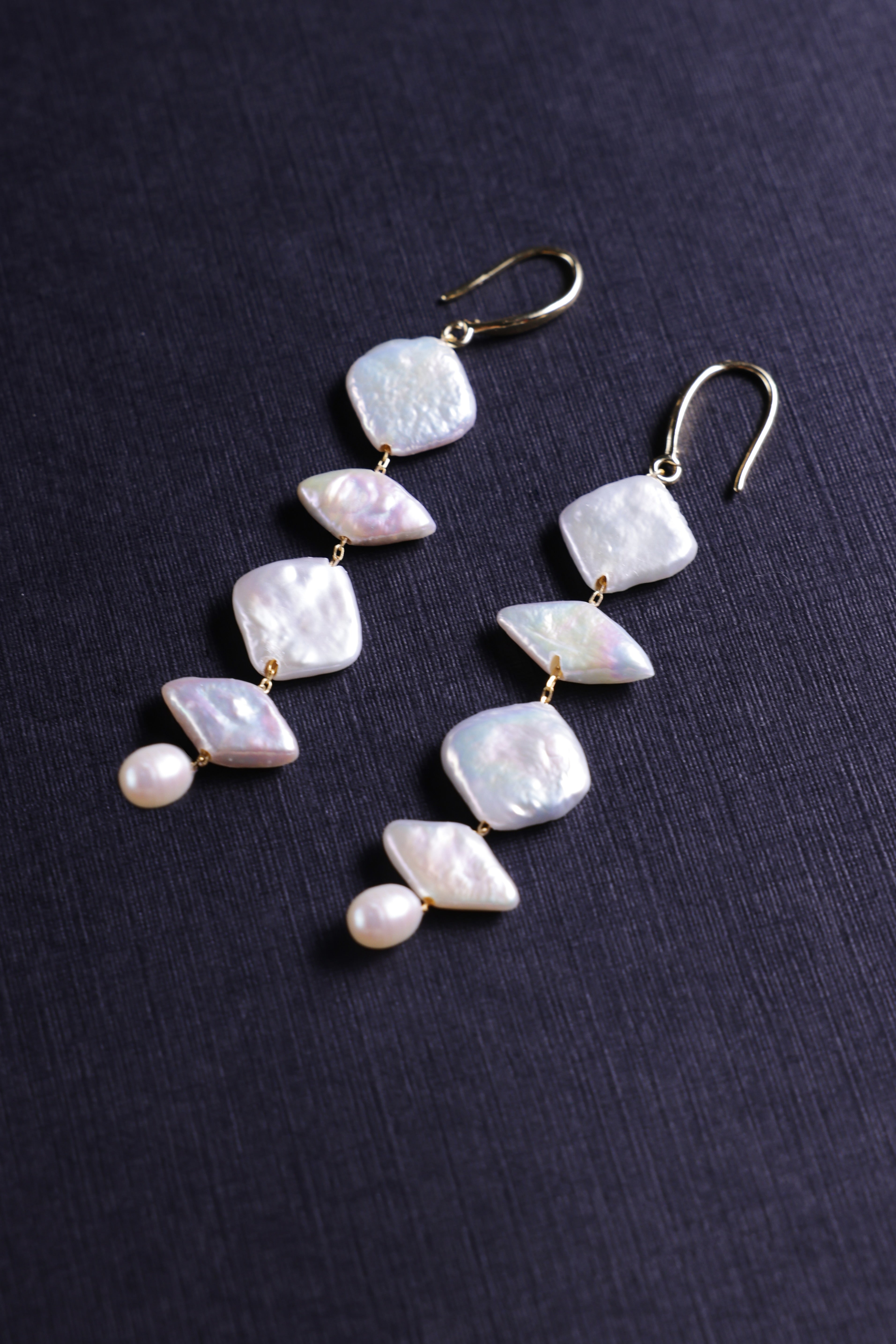 Unique Geometric Freshwater Pearl Dangle Earrings – A Fusion of Shapes and Elegance | Gift for Her | Fall Outfit 
These pearl earrings feature a striking design that harmoniously combines three different pearl shapes: a rhombus-shaped pearl, a square-shaped pearl, and a teardrop-shaped pearl. Despite their distinct forms, these pearls come together to create an elegant and balanced look that is both gentle and strong. Perfect for adding a touch of uniqueness to your everyday outfit