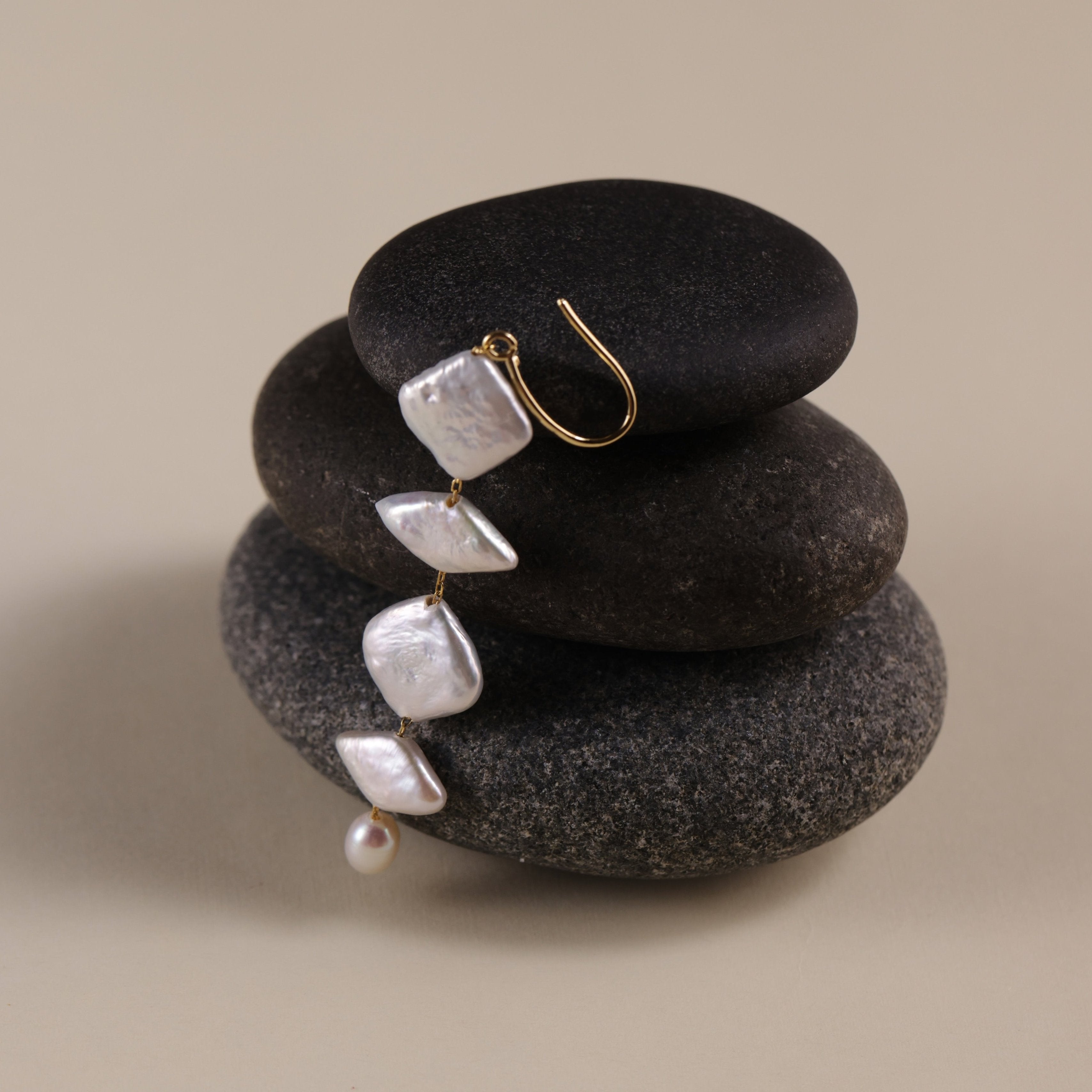 Unique Geometric Freshwater Pearl Dangle Earrings – A Fusion of Shapes and Elegance | Gift for Her | Fall Outfit 
These pearl earrings feature a striking design that harmoniously combines three different pearl shapes: a rhombus-shaped pearl, a square-shaped pearl, and a teardrop-shaped pearl. Despite their distinct forms, these pearls come together to create an elegant and balanced look that is both gentle and strong. Perfect for adding a touch of uniqueness to your everyday outfit