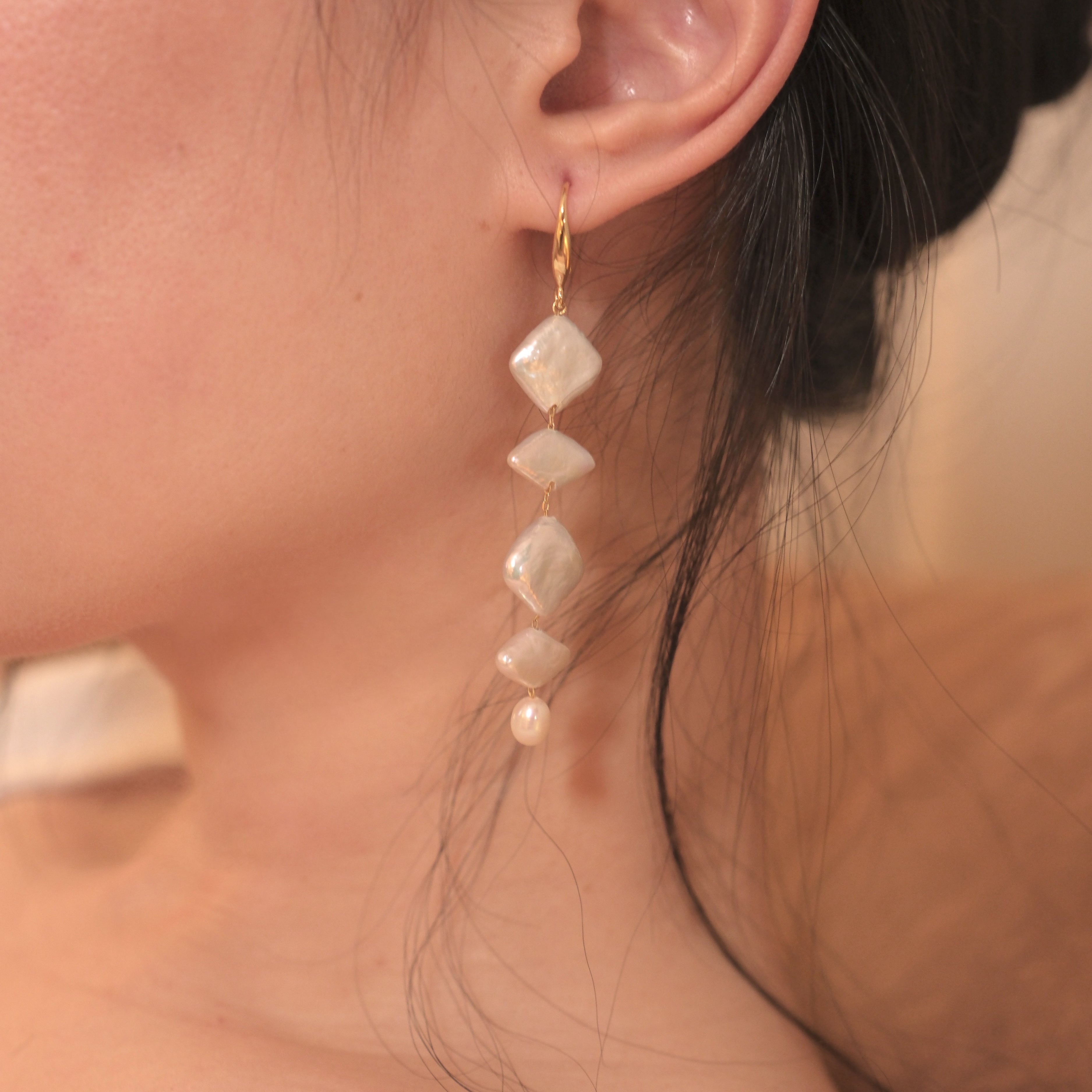 Unique Geometric Freshwater Pearl Dangle Earrings – A Fusion of Shapes and Elegance | Gift for Her | Fall Outfit 
These pearl earrings feature a striking design that harmoniously combines three different pearl shapes: a rhombus-shaped pearl, a square-shaped pearl, and a teardrop-shaped pearl. Despite their distinct forms, these pearls come together to create an elegant and balanced look that is both gentle and strong. Perfect for adding a touch of uniqueness to your everyday outfit